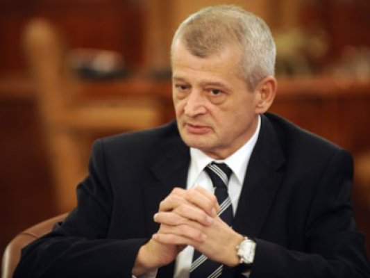 Oprescu: Folosiţi cu prioritate mijloacele de transport în comun pentru a ne da spaţiu să curăţăm